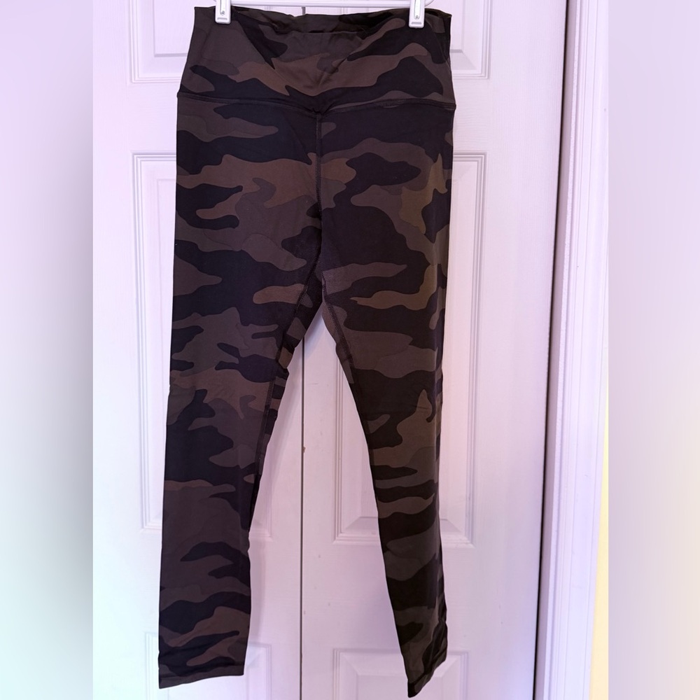 PINK Victoria’s Secret Ultimate Camo Leggings Size Large High Rise